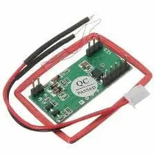 Module électronique vert avec antenne rouge et câbles noirs
