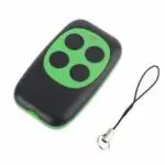 Télécommande noire et verte avec quatre boutons et une dragonne