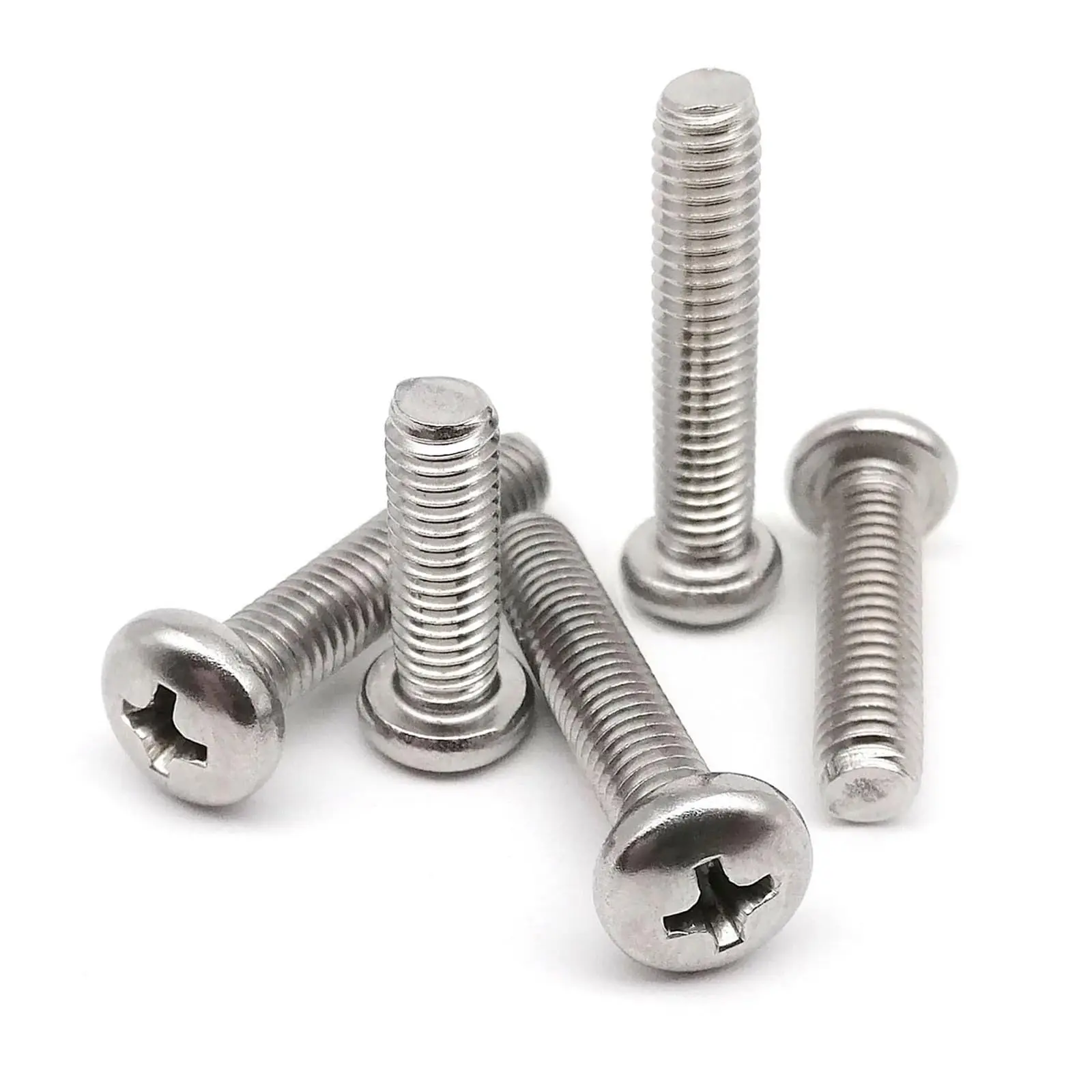 Quatre vis à tête cylindrique en acier inoxydable sur fond blanc