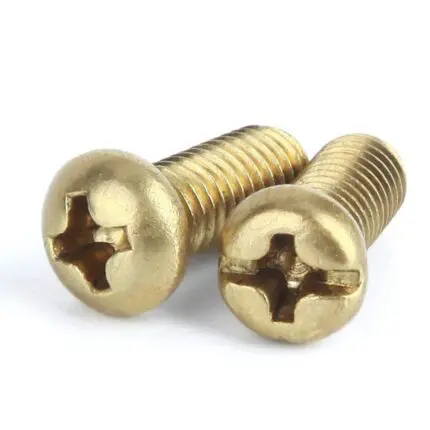Deux vis à tête cruciforme en laiton sur fond blanc