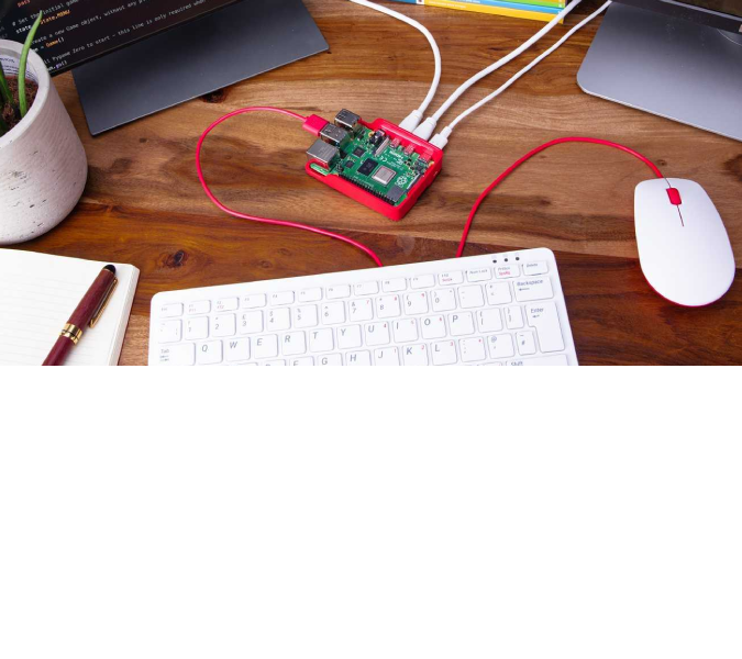 Raspberry Pi connecté à un clavier et câbles sur un bureau