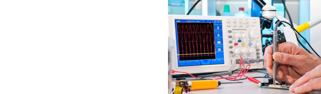 Oscilloscope affichant un signal avec main ajustant une carte