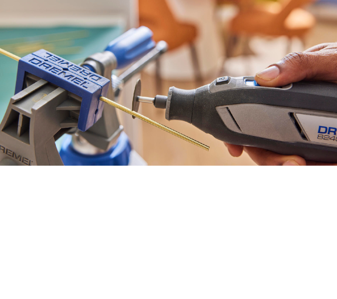 Outil rotatif Dremel utilisé pour percer un objet cylindrique