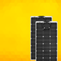 Deux panneaux solaires flexibles noirs sur fond jaune