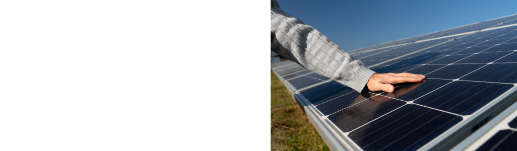 Main touchant un panneau solaire sous un ciel bleu