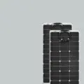 Deux panneaux solaires flexibles noirs sur fond gris