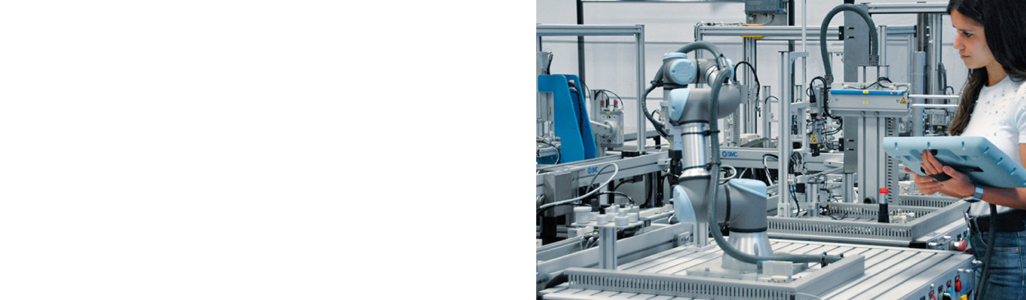 Ingénieur observant un robot industriel dans une usine moderne