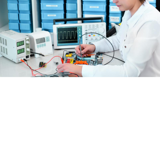 Personne utilisant un oscilloscope et un multimètre