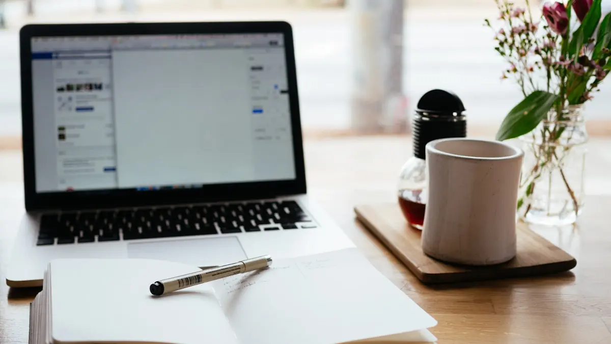 Espace de travail avec ordinateur portable et carnet de notes, illustrant l'apprentissage en ligne et la formation continue