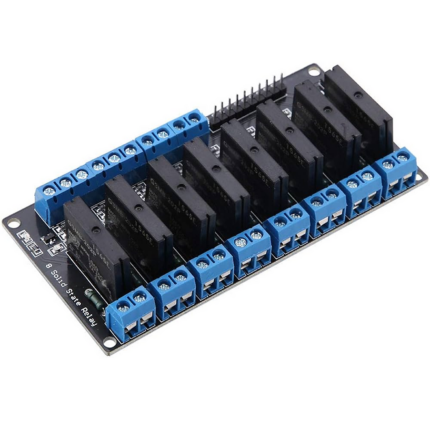 Module relais OMRON 8 canaux avec fusible, boîtier bleu, bornes de connexion et composants électroniques visibles.