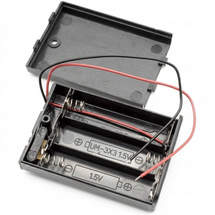 Support de batterie noir pour 3 piles AA, avec couvercle et interrupteur ON/OFF intégré, sur fond neutre.