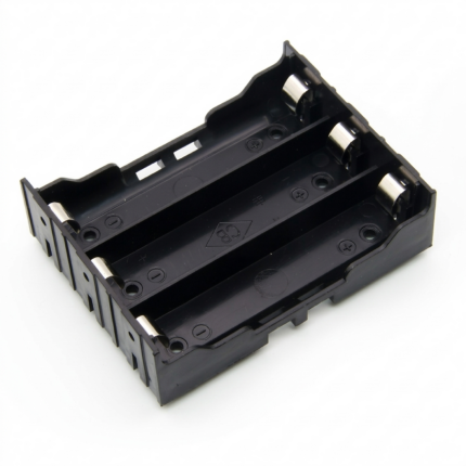 Support noir pour 3 piles 18650 avec broches visibles, sans couvercle, sur fond neutre.