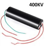 Générateur de tension haute avec fils rouge et bleu