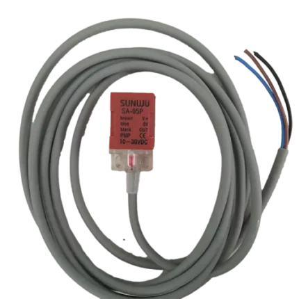 Capteur de proximité avec câble gris et connecteur rouge