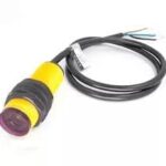 Capteur de proximité cylindrique jaune avec câble noir