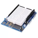 Shield Arduino bleu avec une breadboard blanche intégrée