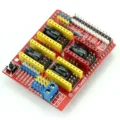 Shield CNC rouge avec emplacements pour drivers et connecteurs