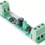 Module électronique avec bornes vertes et composants sur circuit imprimé