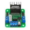Module de contrôle moteur L298N sur fond blanc