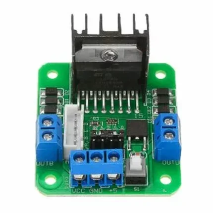 Module de contrôle moteur L298N sur fond blanc