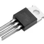 Transistor MOSFET IRF520 avec trois broches et dissipateur
