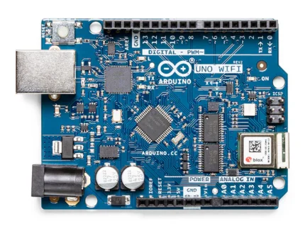 Carte Arduino Uno WiFi avec microcontrôleur et connectivité