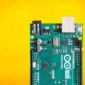 Carte Arduino Uno R3 avec microcontrôleur et ports d'entrée/sortie