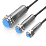 Trois capteurs de proximité cylindriques avec embouts bleus