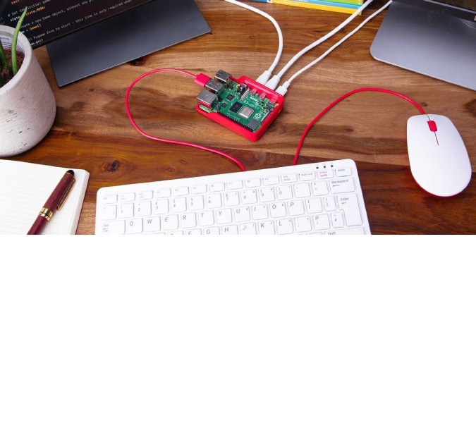 Raspberry Pi connecté à un clavier et câbles sur un bureau