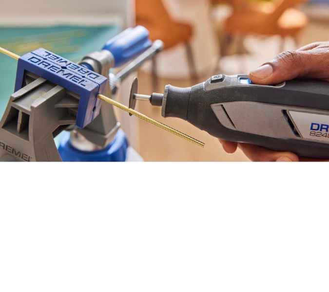 Outil rotatif Dremel utilisé pour percer un objet cylindrique