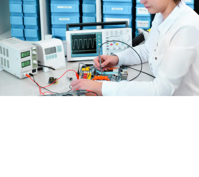 Personne utilisant un oscilloscope et un multimètre