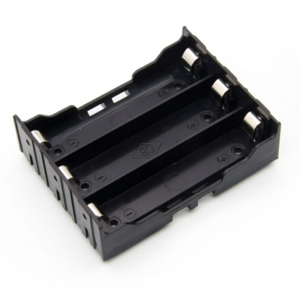 Support noir pour 3 piles 18650 avec broches visibles, sans couvercle, sur fond neutre.